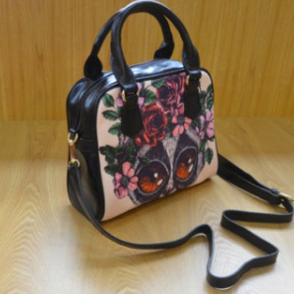 Alice in Wonderland's Framed Alice - Stylish Handbag with Shoulder Strap - Picture 4 of 6